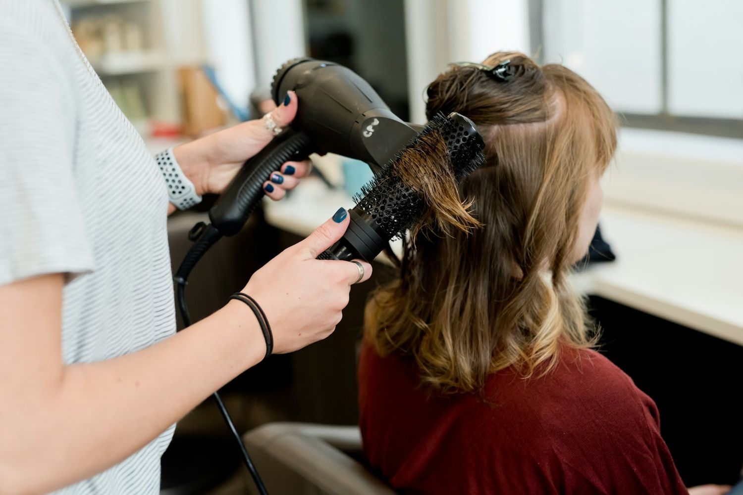 Un brushing au sèche-cheveux et à la brosse ronde
