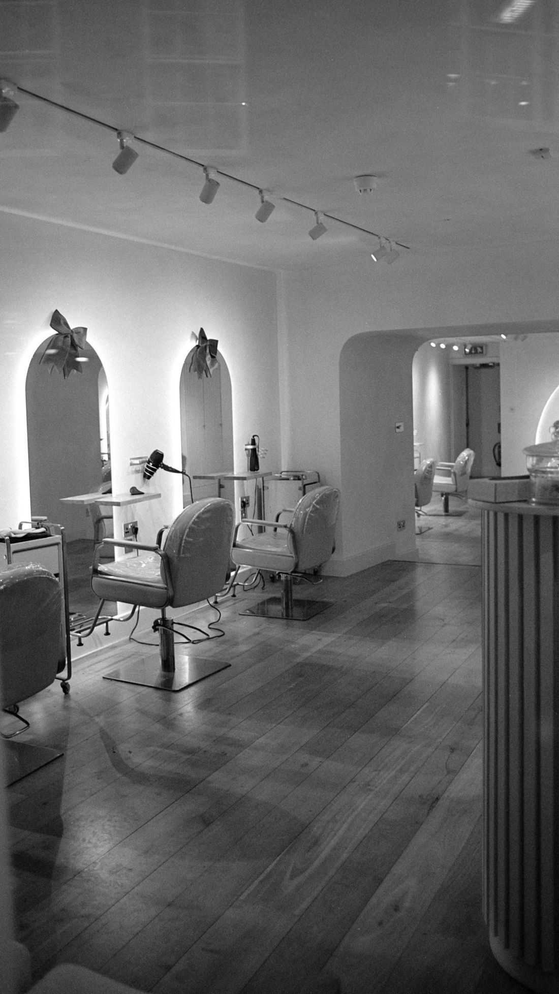 Un salon de coiffure lumineux, fauteuils et miroirs